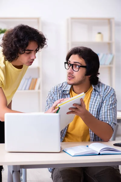 Dos estudiantes varones en el aula — Foto de Stock