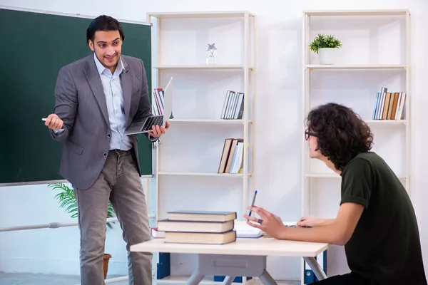 Joven profesor y estudiante en el aula — Foto de Stock