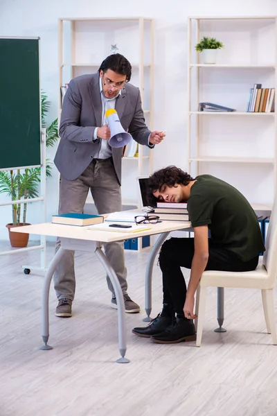 Giovane insegnante e studente in classe — Foto Stock