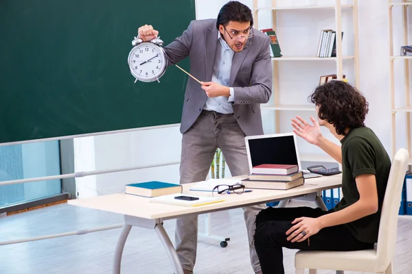 Jovem professor e aluno em sala de aula — Fotografia de Stock