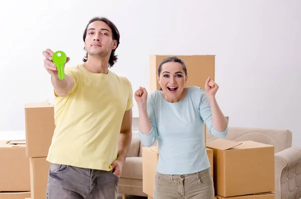 Молодая пара переезжает в новую квартиру — стоковое фото
