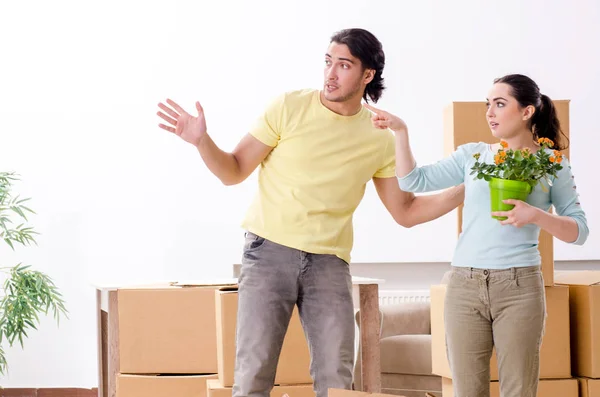 Young pair moving to new apaprtment — Stock Photo, Image