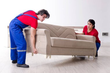 İki genç müteahhit kişisel eşyalarını taşıyor. 