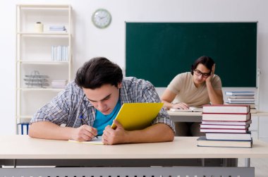 Sınıfta iki erkek öğrenci var. 