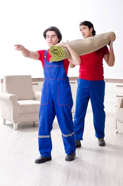 Dois jovens empregados contratados movendo pertences pessoais — Fotografia de Stock