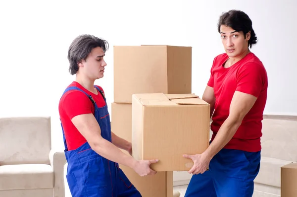 Deux jeunes employés contractuels déménageant leurs effets personnels — Photo