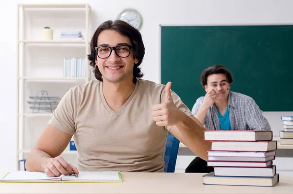 Dos estudiantes varones en el aula — Foto de Stock