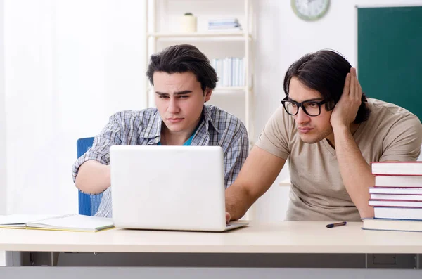 Dos estudiantes varones en el aula — Foto de Stock