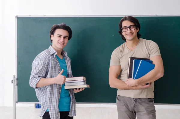 Två manliga elever i klassrummet — Stockfoto
