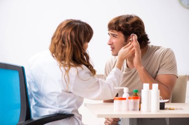 Doktor otorhinolaryngologi ziyaret işitme sorunu olan hasta