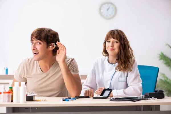 Patient med hörselskada som besöker läkare otorhinolaryngologi — Stockfoto