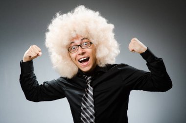 Genç adam afro peruk takıyor