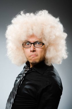 Genç adam afro peruk takıyor