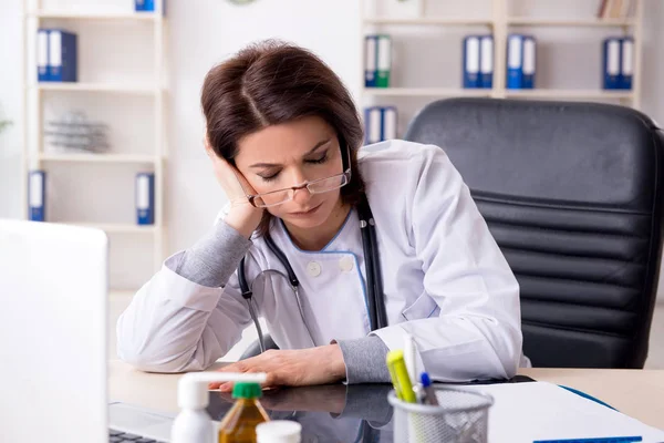 Klinikte çalışan yaşlı bir kadın doktor. — Stok fotoğraf