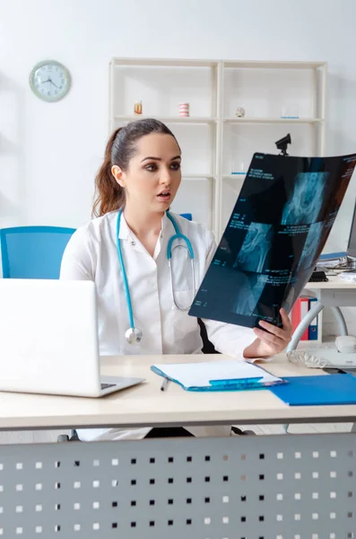 Ung kvinnlig läkare radiolog arbetar på kliniken — Stockfoto