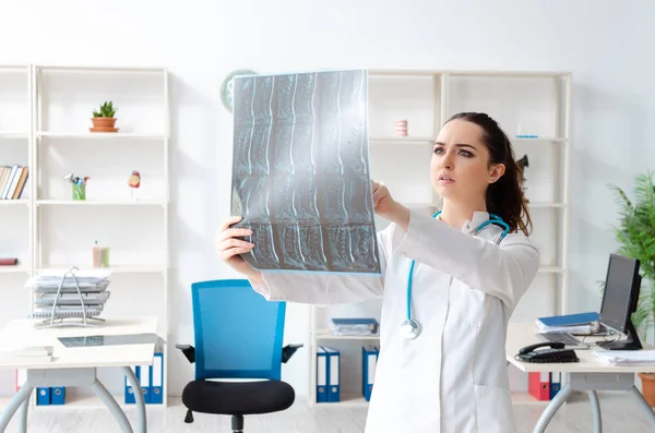 Young female doctor radiologist working in the clinic — Stock Photo, Image