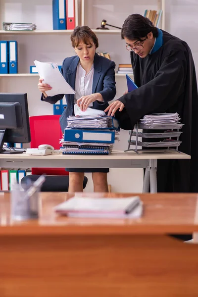 Два юриста работают в офисе — стоковое фото