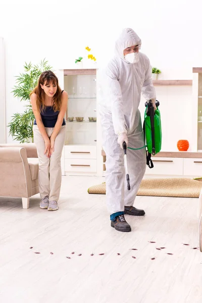 Young professional contractor doing pest control at flat — Stock Photo, Image