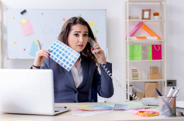 Ofiste çalışan genç kadın tasarımcı 