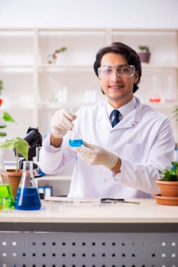 Laboratuarda çalışan biyoteknoloji kimyager