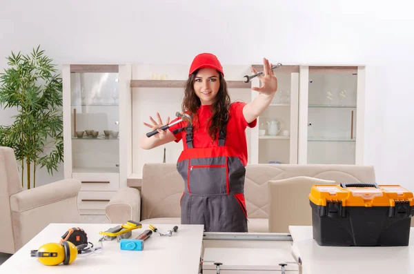 家庭で家具を修理する女性請負業者 — ストック写真