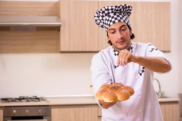 Joven panadero trabajando en la cocina —  Fotos de Stock