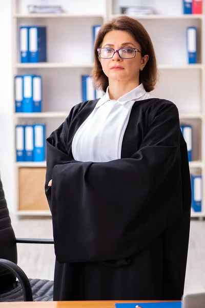 Středního věku lékařka pracující v soudu — Stock fotografie