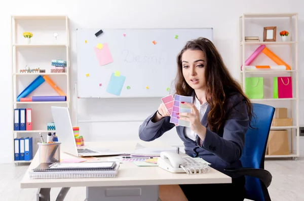 Młody projektant kobiet pracujących w biurze — Zdjęcie stockowe