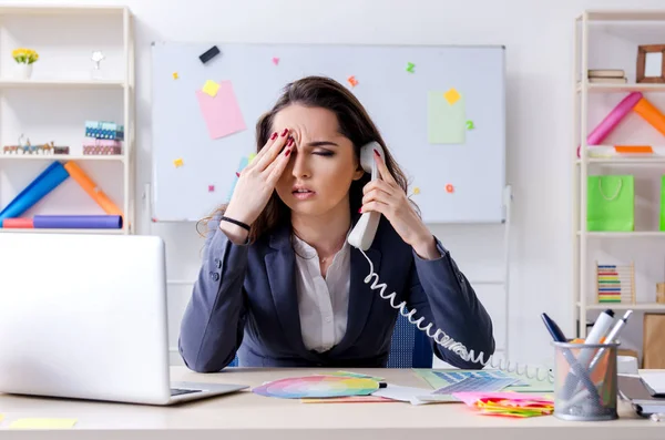 Unga kvinnliga formgivare som arbetar på kontoret — Stockfoto