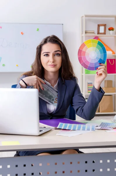 Jovem designer feminina trabalhando no escritório — Fotografia de Stock