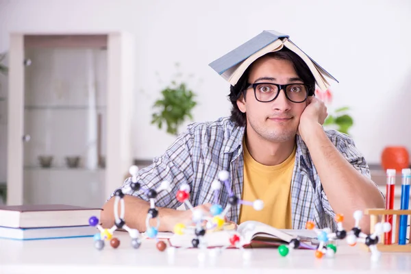 Junge Physikstudentin bereitet sich zu Hause auf Prüfung vor — Stockfoto