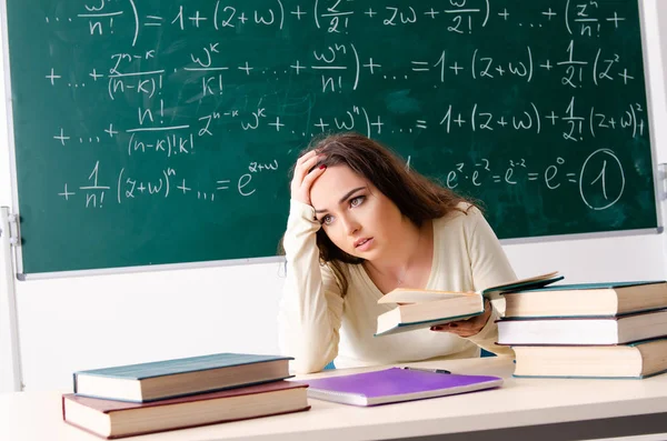 Junge Mathelehrerin vor der Tafel — Stockfoto