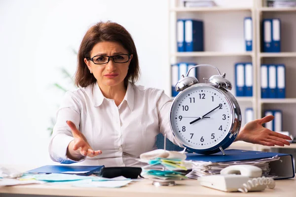 Female employee in budget planning concept — Stock Photo, Image