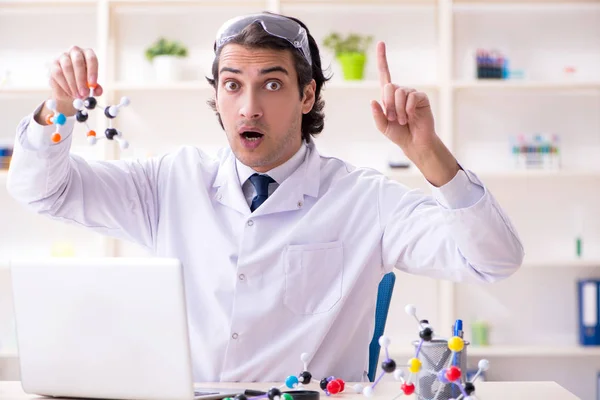 Jonge mannelijke wetenschapper werken in het lab — Stockfoto