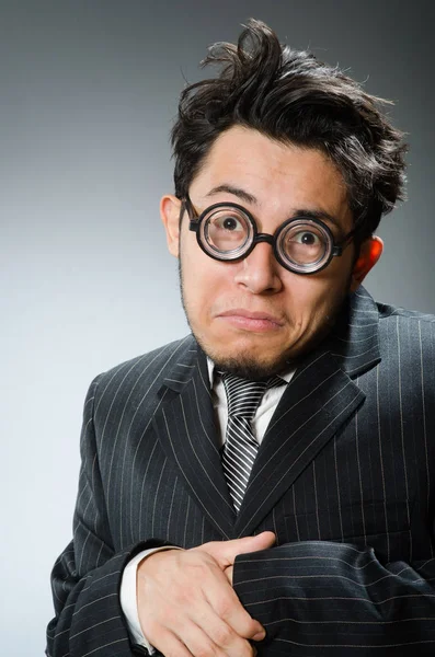 Homem de negócios nerd engraçado no estúdio escuro — Fotografia de Stock