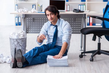 İşadamı bir sürü kağıtla yeni fikirleri reddediyor.