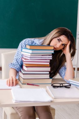 Kara tahta önünde kız öğrenci 