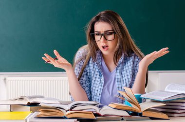 Kara tahta önünde kız öğrenci 