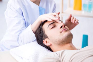 Yakışıklı delikanlı ziyaret kadın doktor güzellik uzmanı