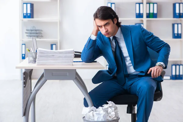 Geschäftsmann lehnt neue Ideen mit vielen Papieren ab — Stockfoto