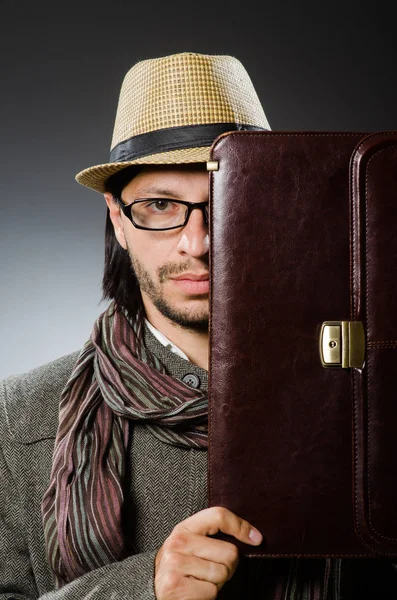 Hombre usando sombrero vintage en concepto divertido —  Fotos de Stock