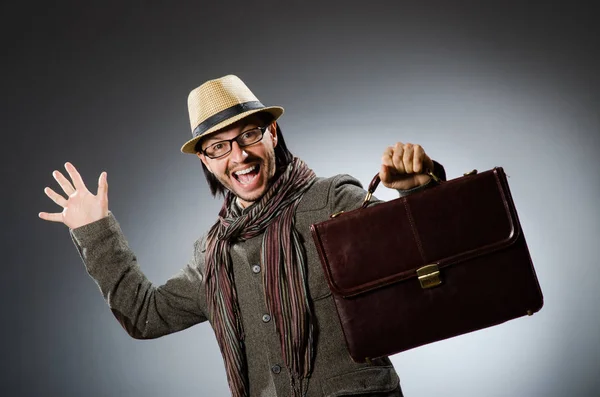 Hombre usando sombrero vintage en concepto divertido — Foto de Stock