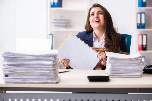 Jeune belle employée attachée à la corde dans le bureau — Photo