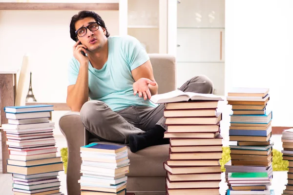 Mužské student s mnoha knih doma — Stock fotografie