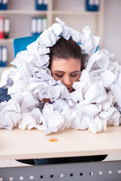 Biznesmen odrzucając nowe pomysły z mnóstwem papierów — Zdjęcie stockowe