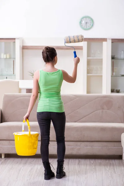 Joven hermosa mujer haciendo renovación en casa — Foto de Stock