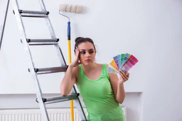 Jovem mulher bonita fazendo renovação em casa — Fotografia de Stock