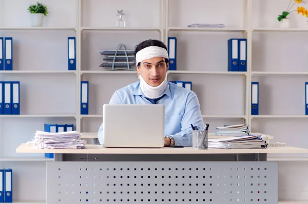 Junger verletzter männlicher Angestellter im Büro — Stockfoto