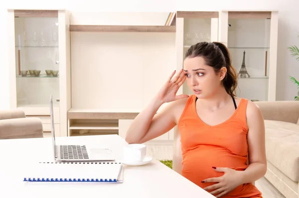 Jonge zwangere vrouw thuis werken — Stockfoto