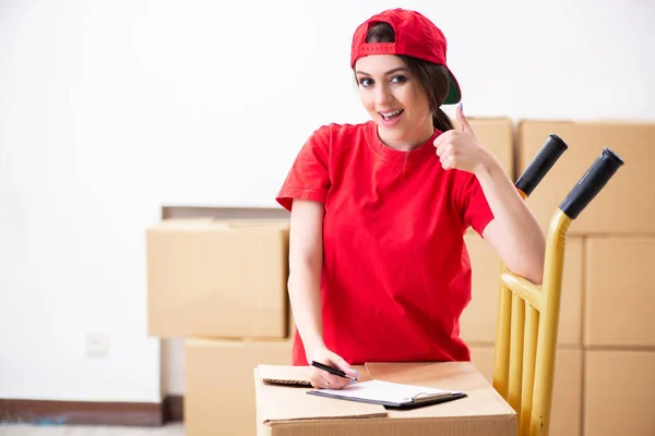 Junge Berufstätige beim Umzug nach Hause — Stockfoto